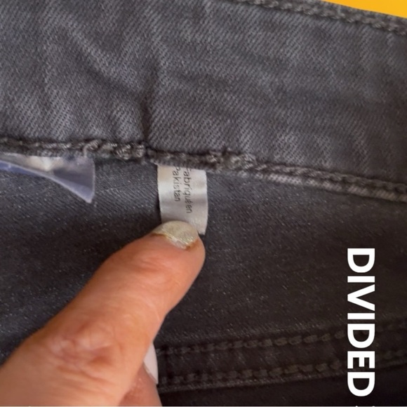 DIVIDED distressed jeans - Picture 9 of 9